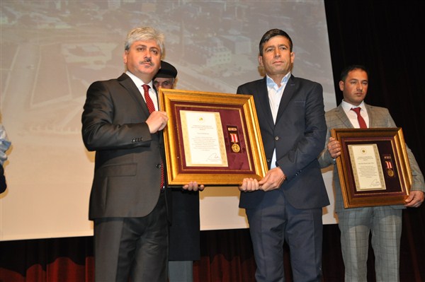 karsta-3-sehit-yakini-ve-1-gaziye-devlet-odunc-madalyasi-verildi-(8).jpg