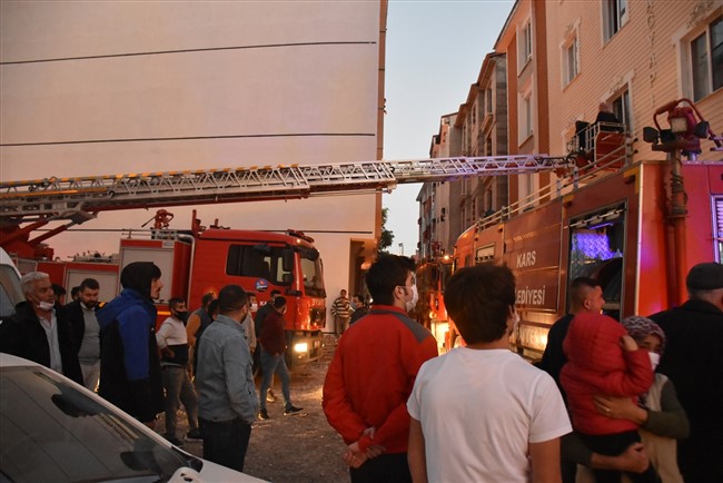 karsta-4-katli-binada-cikan-yanginda-mahsur-kalan-15-kisi-kurtarildi-(2).jpg