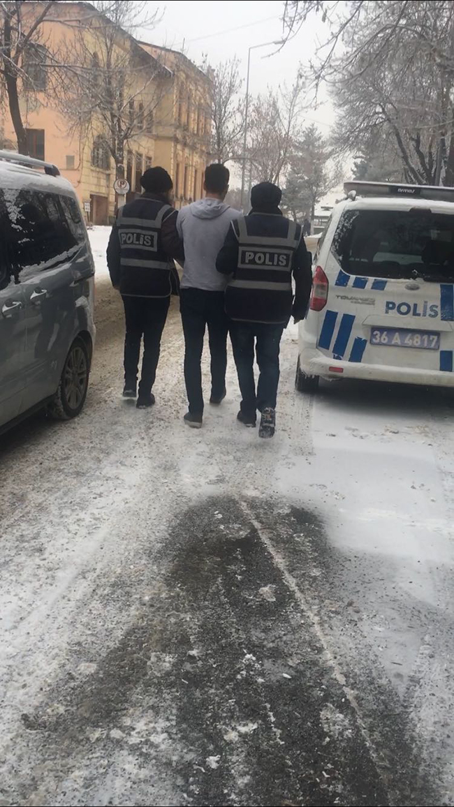 karsta-5-ayri-hirsizlik-yapan-sahis-tutuklandi-(3).jpg