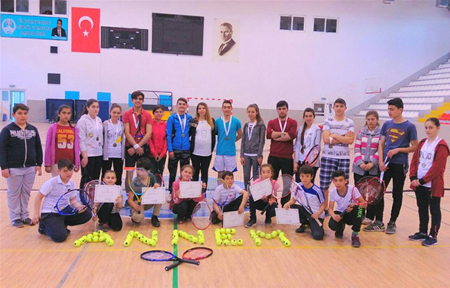 karsta-anneler-gunune-ozel-tenis-musabakalari-(4).jpg