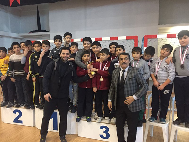 karsta-badminton-musabakalari-sona-erdi-(1).jpg