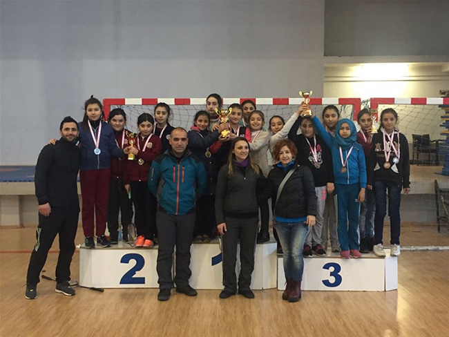 karsta-badminton-musabakalari-sona-erdi-(2).jpg