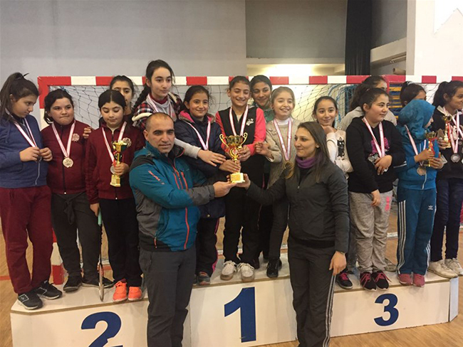 karsta-badminton-musabakalari-sona-erdi-(3).jpg
