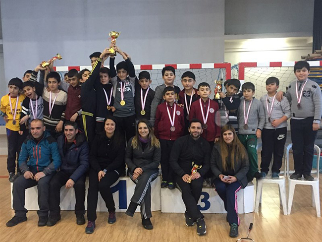 karsta-badminton-musabakalari-sona-erdi-(4).jpg