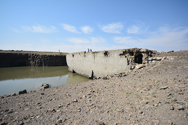 karsta-baraj-sulari-cekilince-tarihi-kopru-ortaya-cikti-(3).jpg