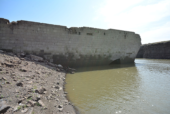 karsta-baraj-sulari-cekilince-tarihi-kopru-ortaya-cikti-(6).jpg
