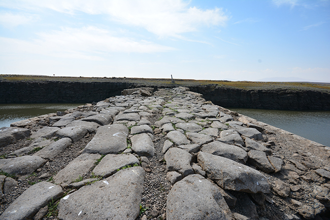 karsta-baraj-sulari-cekilince-tarihi-kopru-ortaya-cikti-(7).jpg