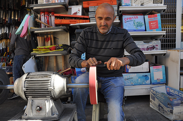 karsta-bayram-oncesi-bicaklar-bileniyor-(2).jpg