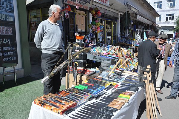 karsta-bayram-oncesi-bicaklar-bileniyor-(3).jpg