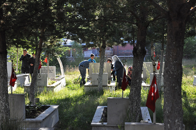 karsta-bayram-sabahi-mezarliklar-ziyaretcilerle-doldu-(1).jpg