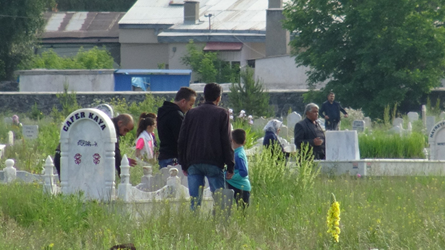 karsta-bayram-sabahi-mezarliklar-ziyaretcilerle-doldu-(4)-001.jpg