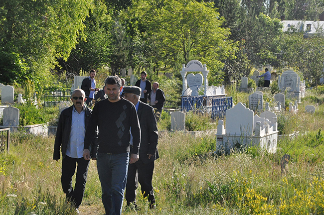 karsta-bayram-sabahi-mezarliklar-ziyaretcilerle-doldu-(4).jpg
