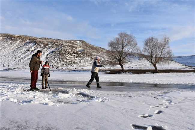 karsta-besiciler-caydaki-buzlari-kirarak-hayvanlarina-su-veriyor-(4).jpg