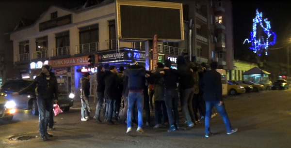 karsta-besiktasli-taraftarlar-sokaklara-dokuldu-(1).jpg
