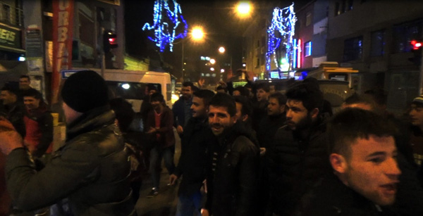 karsta-besiktasli-taraftarlar-sokaklara-dokuldu-(2).jpg