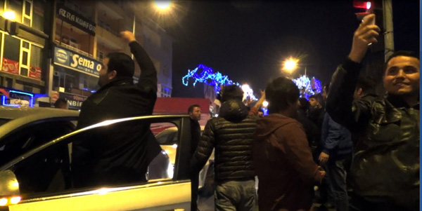 karsta-besiktasli-taraftarlar-sokaklara-dokuldu-(3).jpg