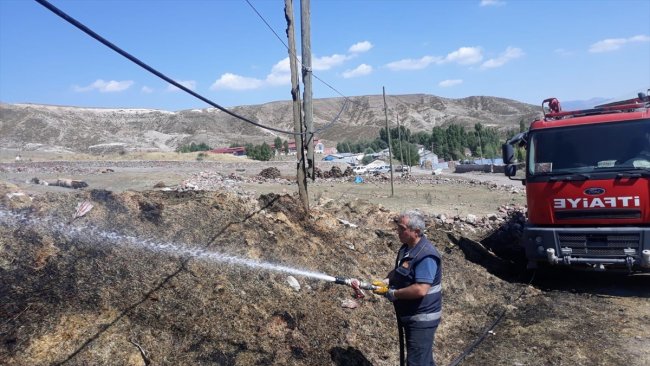 karsta-bir-besicinin-bahcesinde-cikan-yanginda-saman-ve-otlar-kul-oldu-(2).jpg