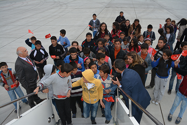 karsta-bir-ilk!-ogrencilerden-havaalani-ziyareti-(14).jpg