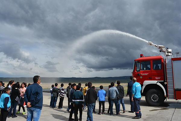 karsta-bir-ilk!-ogrencilerden-havaalani-ziyareti-(6).jpg