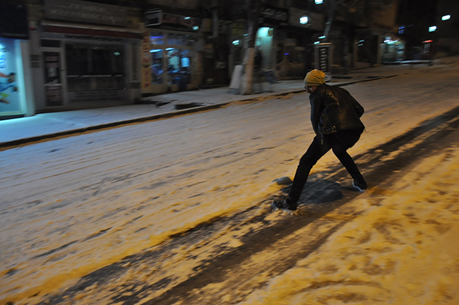 karsta-buzlanan-yollarda-araclar-kaydi,-gencler-gonullerince-eglendi-(3).jpg