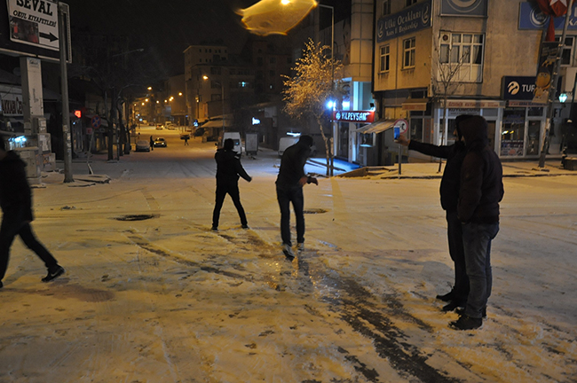 karsta-buzlanan-yollarda-araclar-kaydi,-gencler-gonullerince-eglendi-(4).jpg
