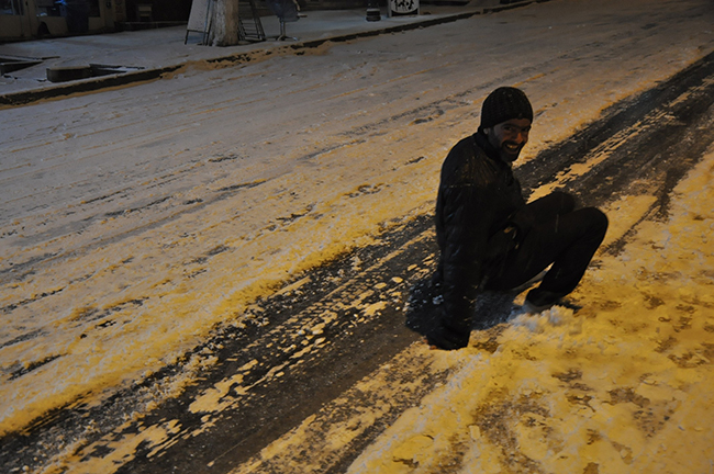 karsta-buzlanan-yollarda-araclar-kaydi,-gencler-gonullerince-eglendi-(5).jpg