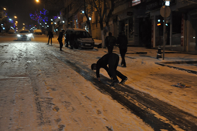 karsta-buzlanan-yollarda-araclar-kaydi,-gencler-gonullerince-eglendi-(6).jpg