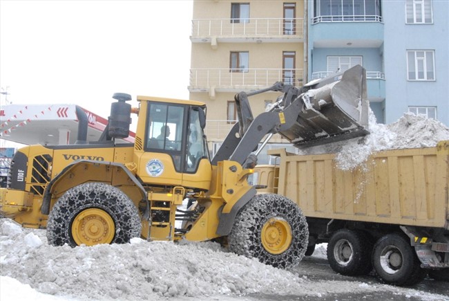 karsta-caddelerde-biriken-karlar-kamyonlarla-sehir-disina-tasiniyor-(1).jpg