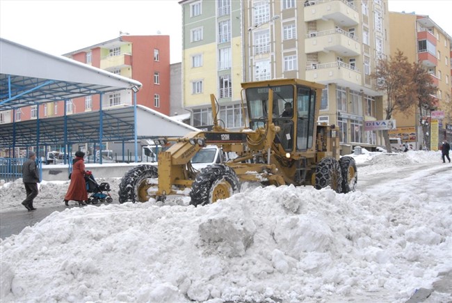 karsta-caddelerde-biriken-karlar-kamyonlarla-sehir-disina-tasiniyor-(2).jpg