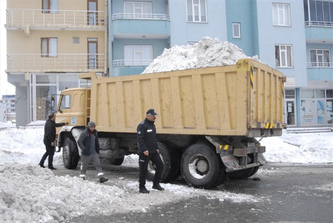 karsta-caddelerde-biriken-karlar-kamyonlarla-sehir-disina-tasiniyor-(3).jpg