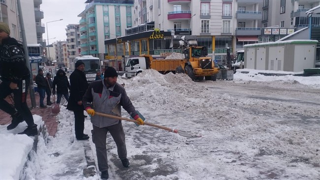 karsta-caddelerde-biriken-karlar-kamyonlarla-sehir-disina-tasiniyor-(4).jpg