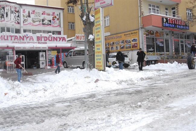 karsta-caddelerde-biriken-karlar-kamyonlarla-sehir-disina-tasiniyor-(5).jpg