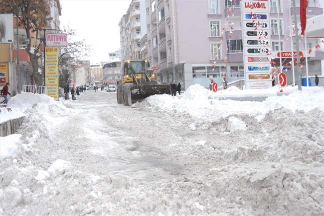 karsta-caddelerde-biriken-karlar-kamyonlarla-sehir-disina-tasiniyor-(6).jpg