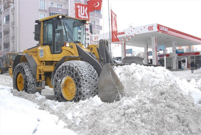 karsta-caddelerde-biriken-karlar-kamyonlarla-sehir-disina-tasiniyor-(7).jpg