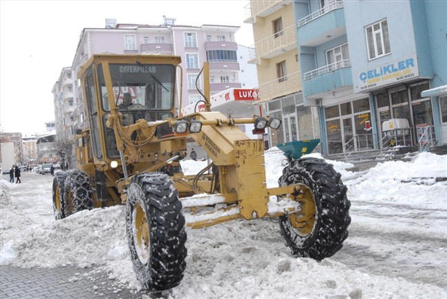 karsta-caddelerde-biriken-karlar-kamyonlarla-sehir-disina-tasiniyor-(8).jpg