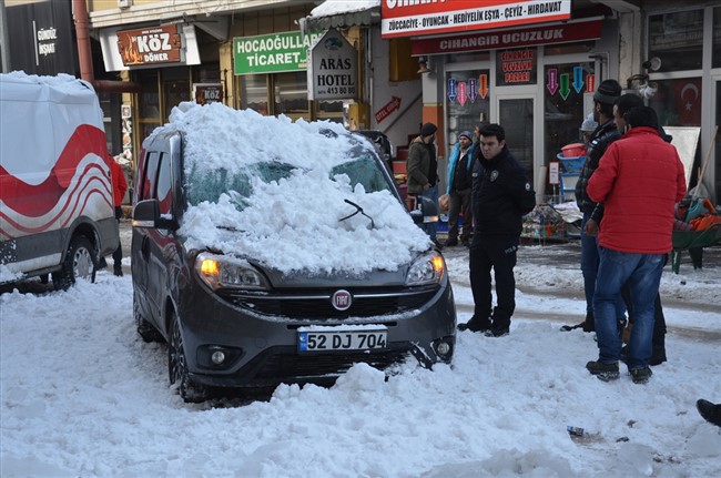karsta-catidan-dusen-kar-ve-buz-kutlesi-araclara-zarar-verdi-(1).jpg