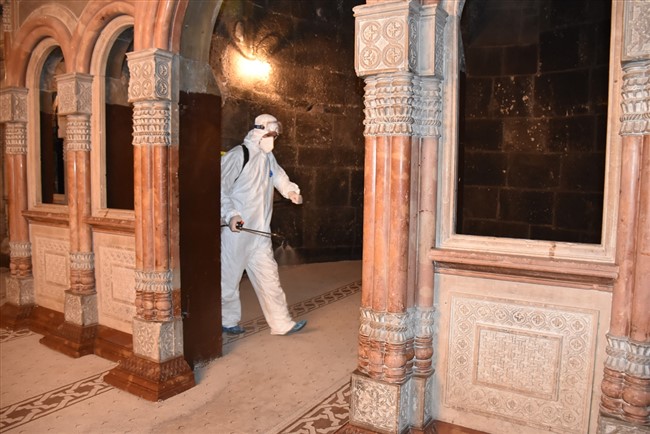 karsta-cemaatle-ibadete-ara-verilen-cami-ve-mescitler-dezenfekte-ediliyor-(5).jpg