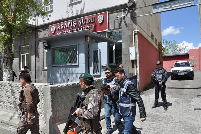 karsta-cinayet-zanlilari-adliyeye-sevk-edildi-(5).jpg