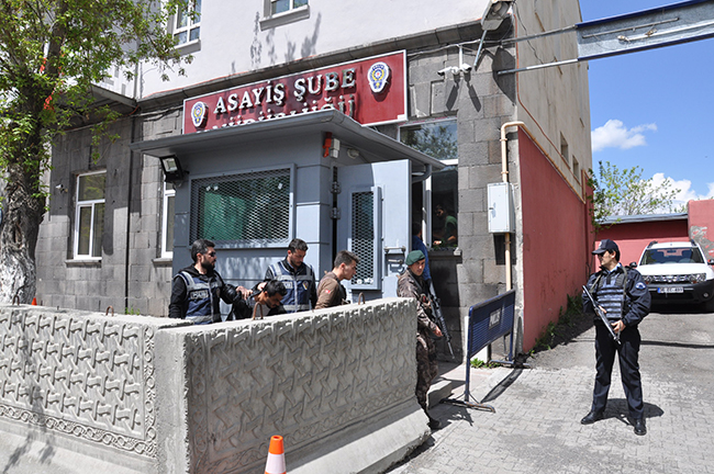 karsta-cinayet-zanlilari-adliyeye-sevk-edildi-(6).jpg