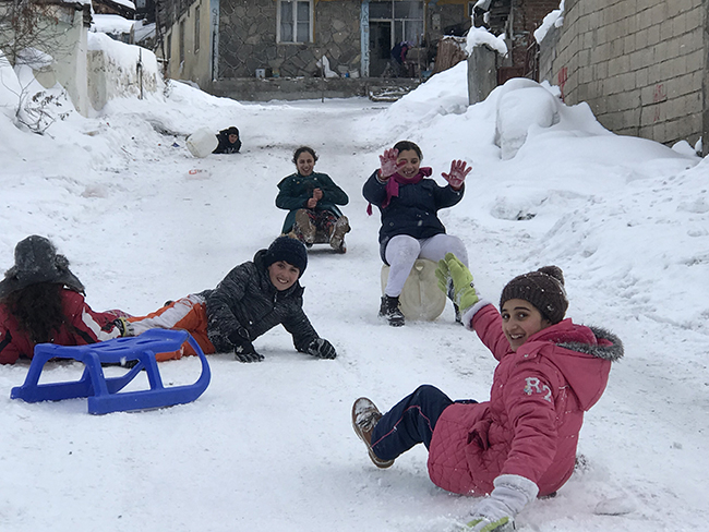 karsta-cocuklar-kizak-ve-bidonlarla-kayarak-eglendi-(5).jpg