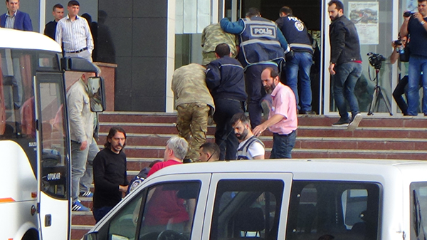 karsta-darbeci-askerler-adliyeye-sevk-edildi-(2).jpg