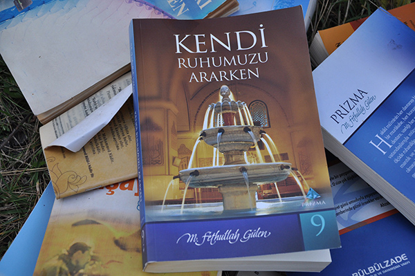 karsta-dere-kenarinda-fetoye-ait-500un-uzerinde-kitap-bulundu-(8).jpg