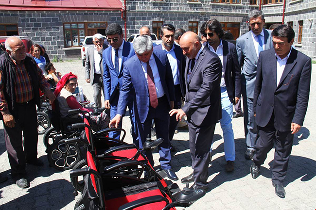 karsta-engellilere-akulu-sandalye-dagitimi-yapildi-(3).jpg