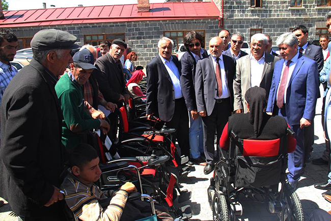 karsta-engellilere-akulu-sandalye-dagitimi-yapildi-(6).jpg