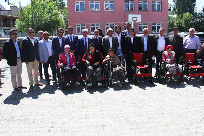 karsta-engellilere-akulu-sandalye-dagitimi-yapildi-(7).jpg