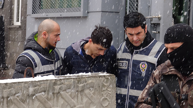 karsta-esini-olduren-zanli-adliyeye-sevk-edildi--(2).jpg