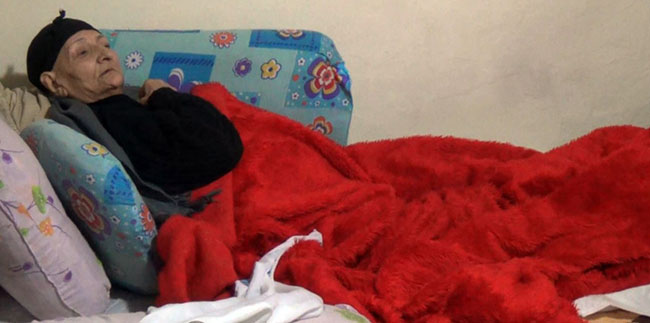 karsta-evi-kul-olan-felc-hastasi-yasli-kadin-yardim-bekliyor-(8).jpg