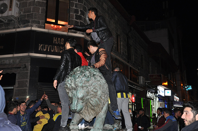karsta-fenerbahceli-taraftalar-galibiyeti-aslan-heykeline-binerek-kutladi-(1).jpg