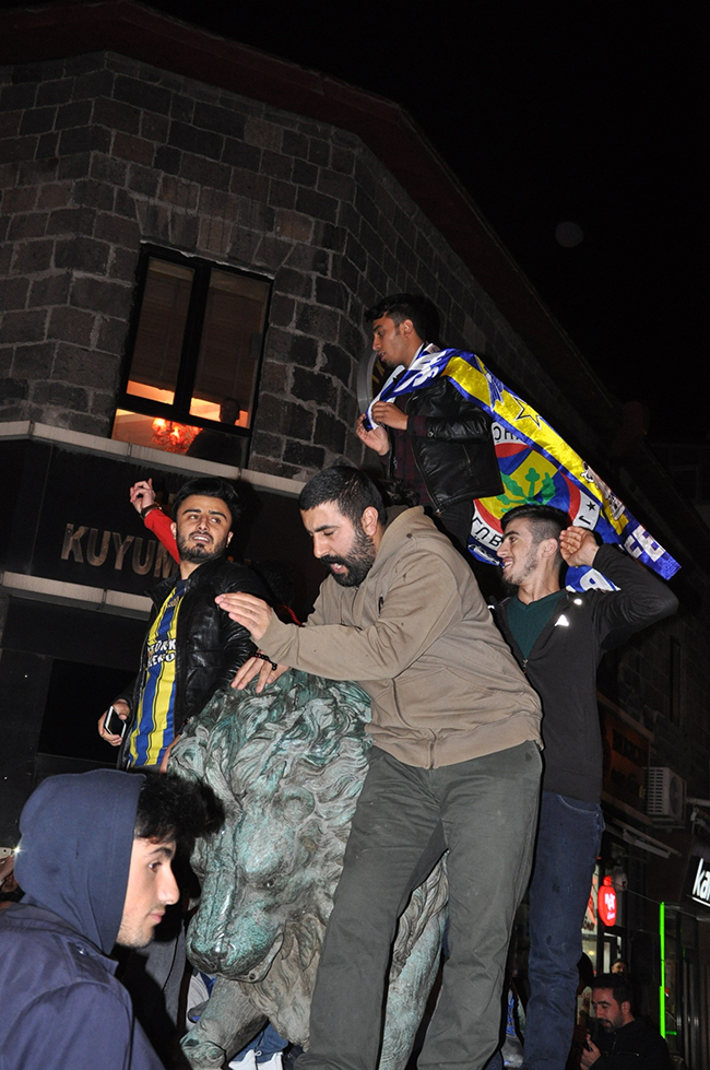 karsta-fenerbahceli-taraftalar-galibiyeti-aslan-heykeline-binerek-kutladi-(2).jpg