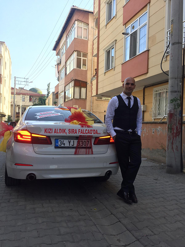 karsta-gelin-arabasina-gelini-aldik-sira-falcaoda-yazisi-yazdi-(5).jpg